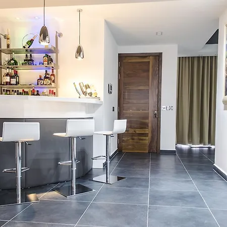 Paramount Bay Penthouse דירה *