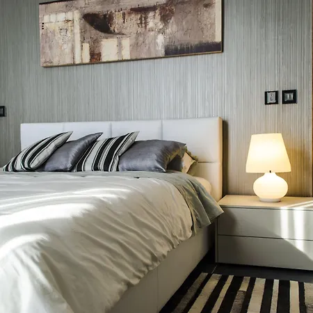 派拉蒙湾顶层公寓 *